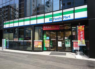 コンビニ　ファミリーマート北参道駅前店（コンビニ）まで215m