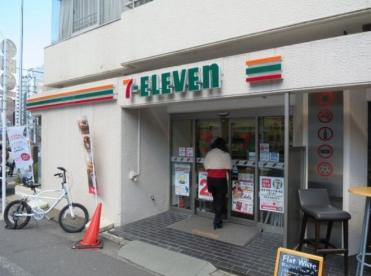 コンビニ　セブンイレブン北参道駅前店（コンビニ）まで274m