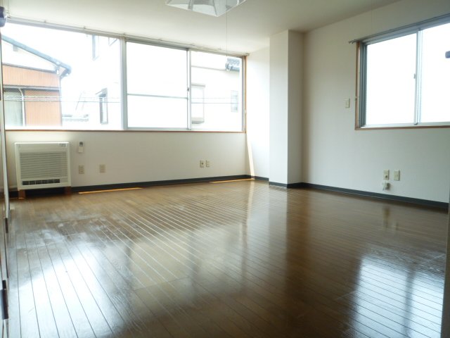 居室・リビング　2階別室の参考写真です。現況を優先します。（202）