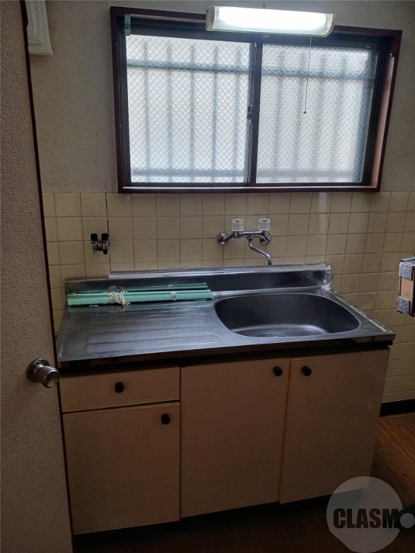 キッチン　窓もある明るいキッチンスペース