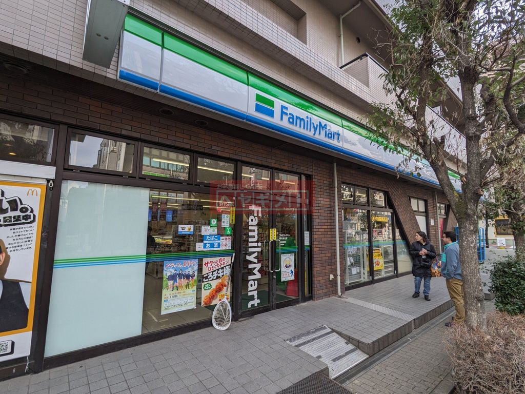 コンビニ　ファミリーマート明大前北店（コンビニ）まで580m