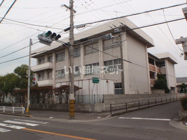小学校　丸亀市立郡家小学校（小学校）まで912m