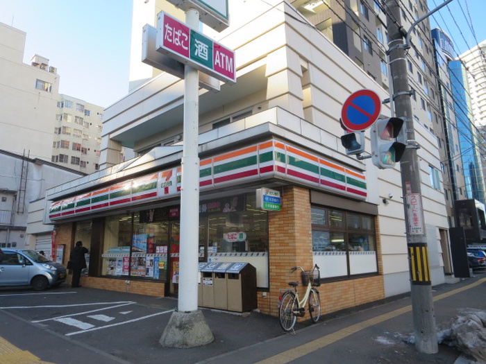 コンビニ　セブン（コンビニ）まで470m