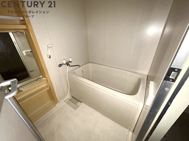 バス・シャワールーム　シャンプーなど置けるスペースあり。