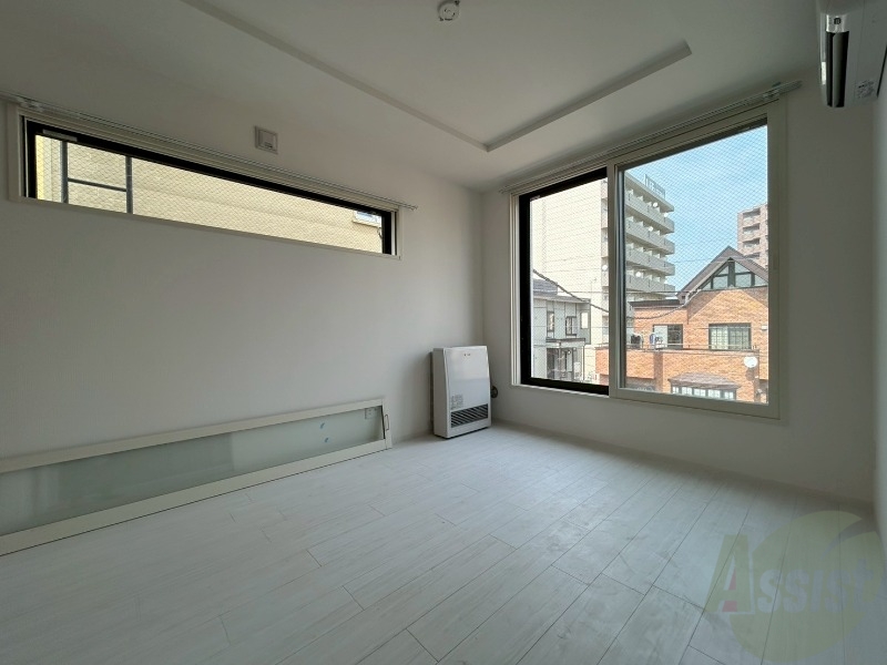 その他　リビングです。窓が大きくて明るいですね！