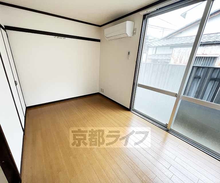 居室・リビング　落ち着いた雰囲気のお部屋です