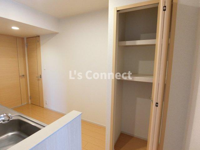 その他設備　キッチンにも収納付き。