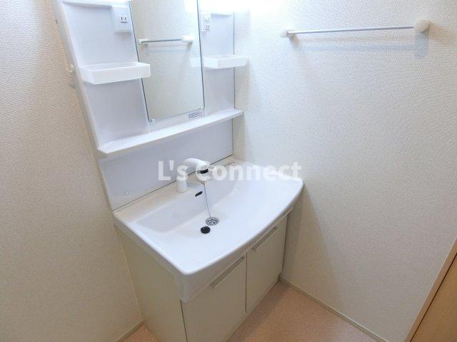 洗面設備　朝の支度もスムーズな独立洗面台。