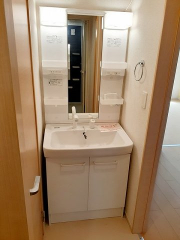 洗面設備　スペースが確保できる洗面所です