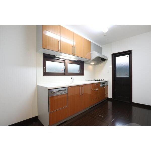 キッチン　収納豊富・３口コンロのシステムキッチン