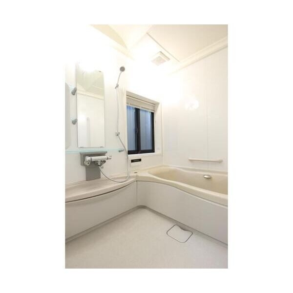 バス・シャワールーム　清潔感のあるバスルーム