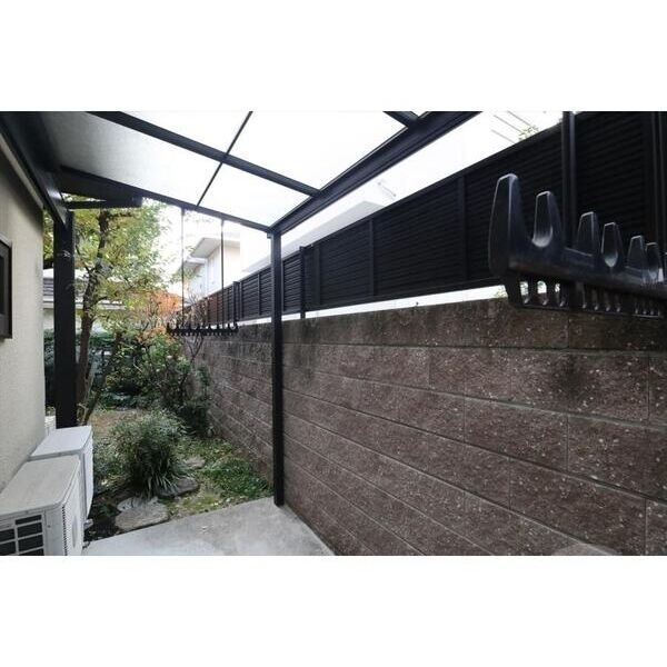 バルコニー　屋根付きの洗濯物干しスペース