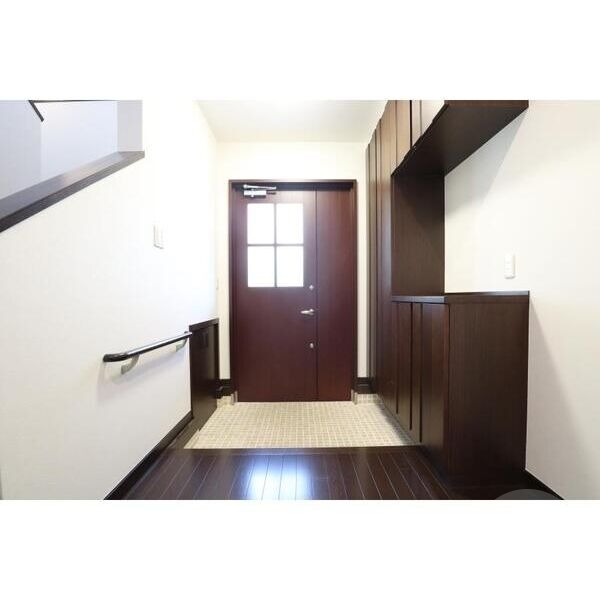 玄関　大きなシューズボックス付きの明るい玄関