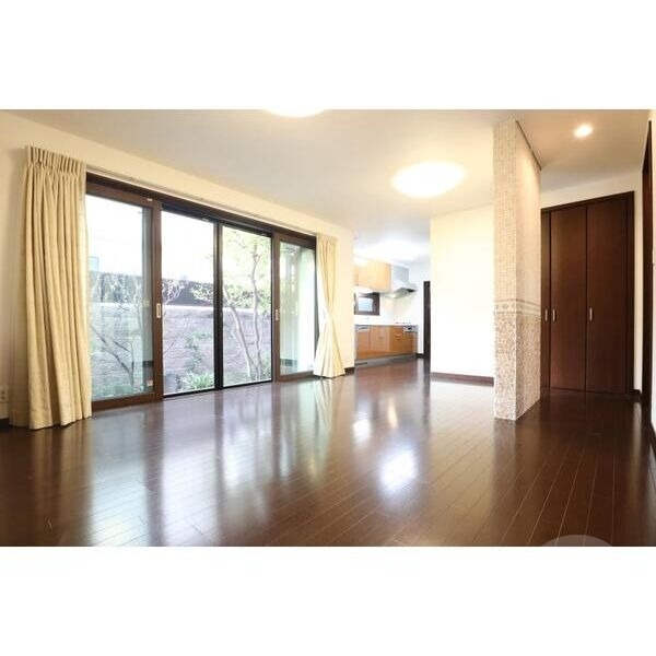 居室・リビング　１２．９帖の開放的なリビングルーム