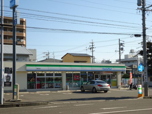 コンビニ　ファミリーマート（コンビニ）まで250m