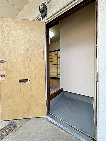 玄関　同間取り別部屋画像です