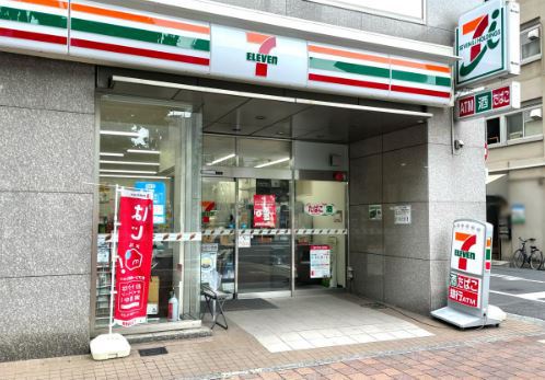 コンビニ　セブンイレブン（コンビニ）まで607m