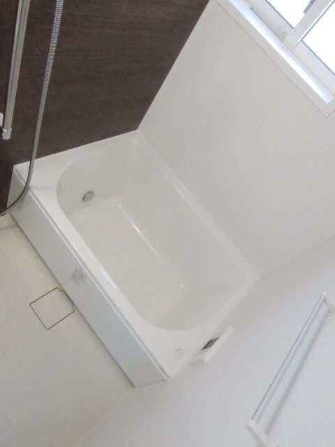 バス・シャワールーム　★窓付きの明るいお風呂です★