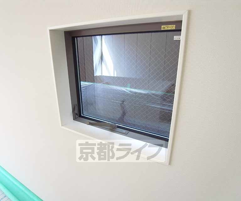 その他部屋・スペース　各室角部屋で、小さな窓がございます。