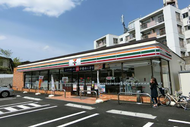 コンビニ　セブンイレブン柏原田辺店（コンビニ）まで100m