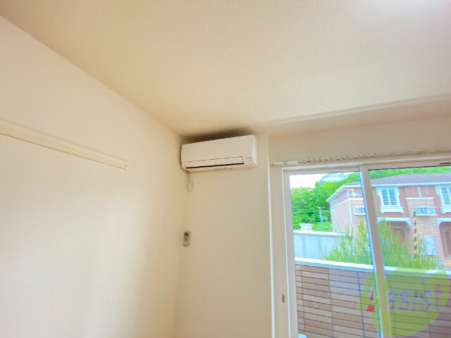その他設備　エアコンはお部屋のこちらに、シーズン問わず活躍ですね
