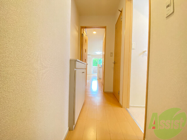 玄関　玄関を入ると正面が居室、右手にお風呂トイレです