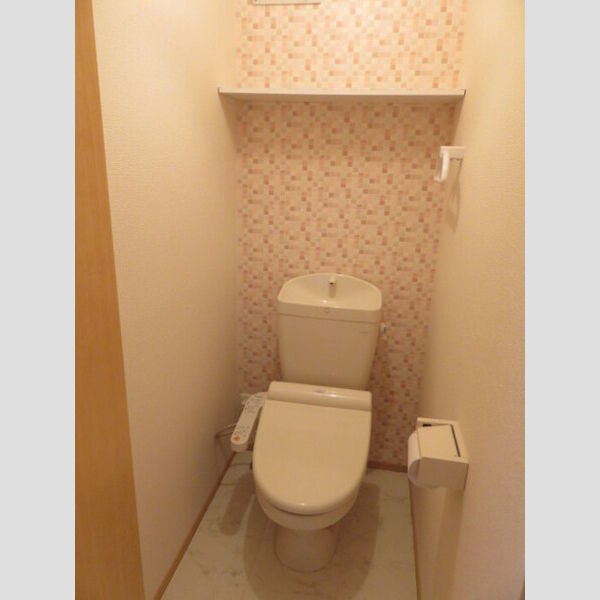 トイレ　落ち着いた色調のトイレです