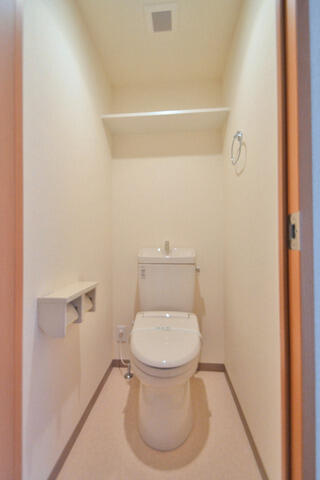 トイレ　棚付きです