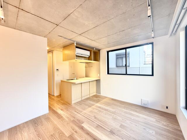 エントランス　木目のフローリングが安らぐ空間