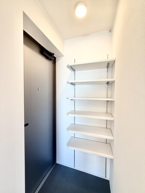 収納　靴も小物もスッキリしまえる玄関