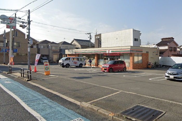 コンビニ　セブンイレブン（コンビニ）まで300m