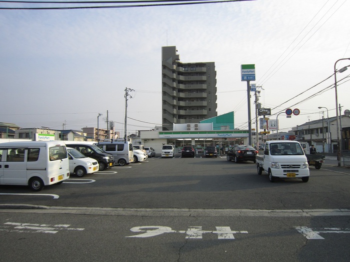 コンビニ　ファミリーマート（コンビニ）まで450m