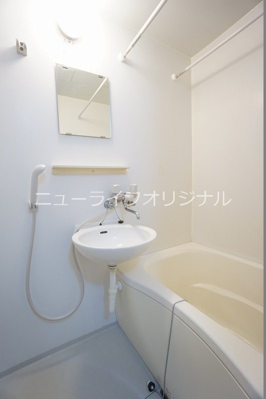 バス・シャワールーム　バスタブに浸かってゆっくり一日の疲れを癒せます☆