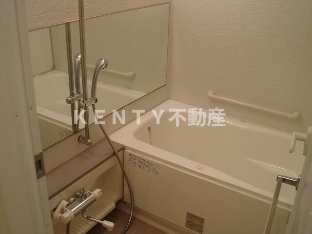 バス・シャワールーム　コンパクトで使いやすいお風呂です