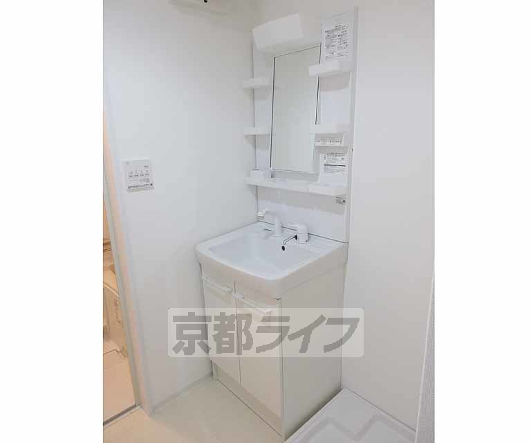 洗面設備　高級感漂う洗面台です