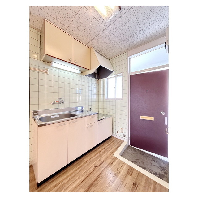 玄関　玄関から続くキッチンスペース