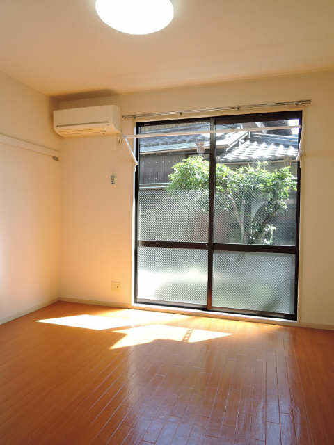 居室・リビング　別部屋１０２号室の室内写真です