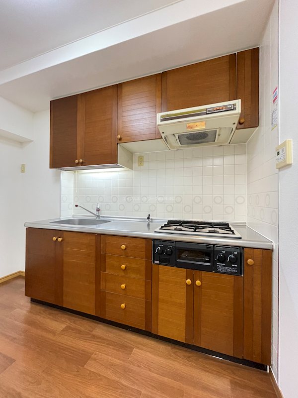 キッチン　図面は反転タイプとなります。現況と異なる場合は現況を優先致し