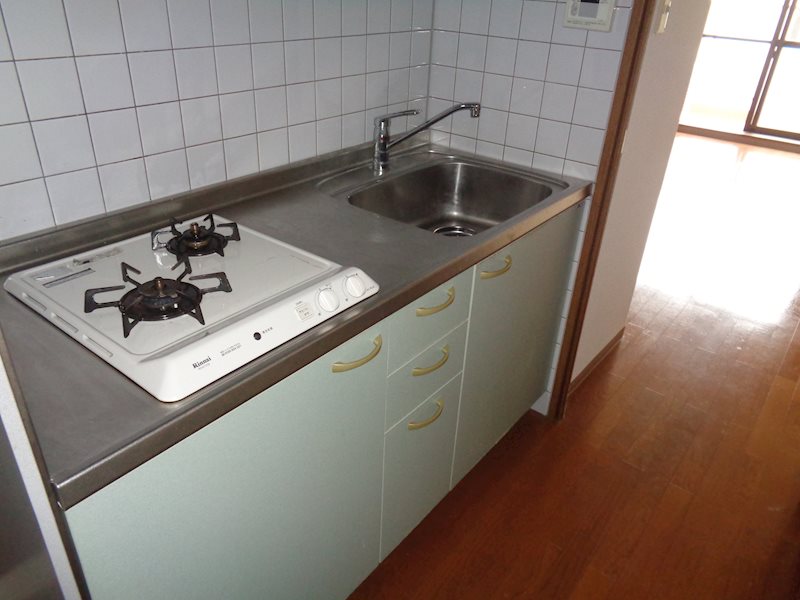 キッチン　コンロ付き！お料理するスペースもあります♪