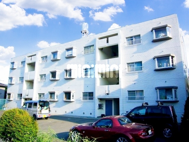 建物外観　白い外観のマンションタイプのお部屋