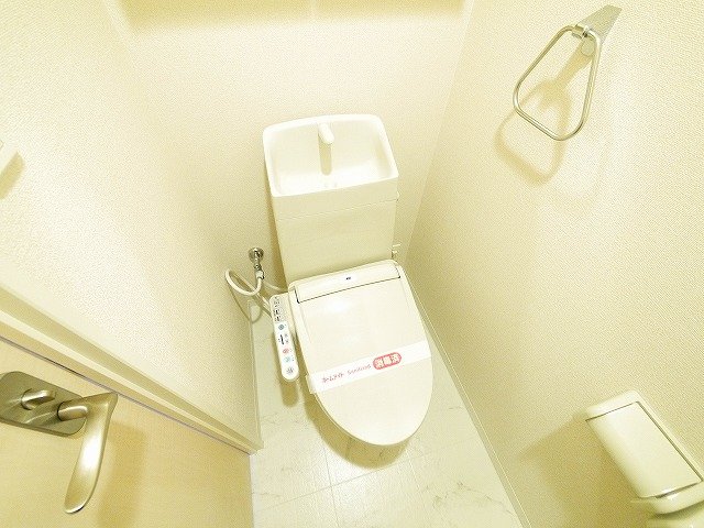 トイレ　落ち着いた色調のトイレです