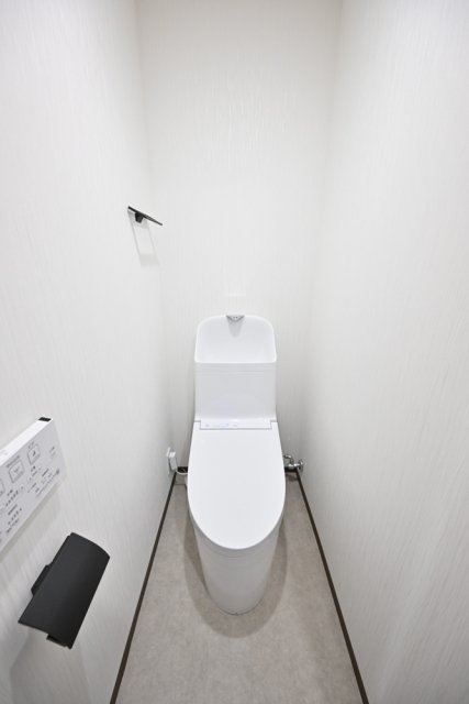 トイレ　落ち着いた色調のトイレです