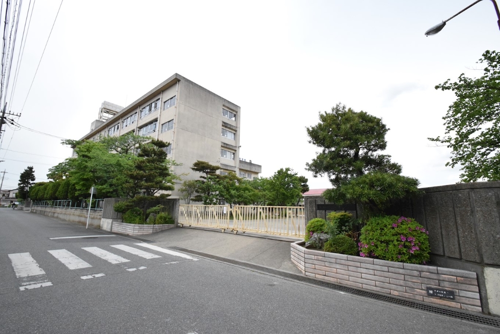 中学校　草加市立青柳中学校（中学校）まで875m