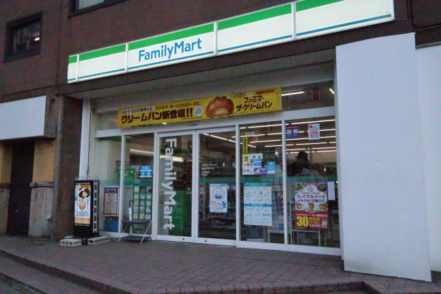 コンビニ　ファミリーマート　金山駅南口店（コンビニ）まで100m