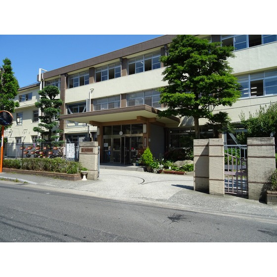 中学校　福岡市立春吉中学校（中学校）まで979m