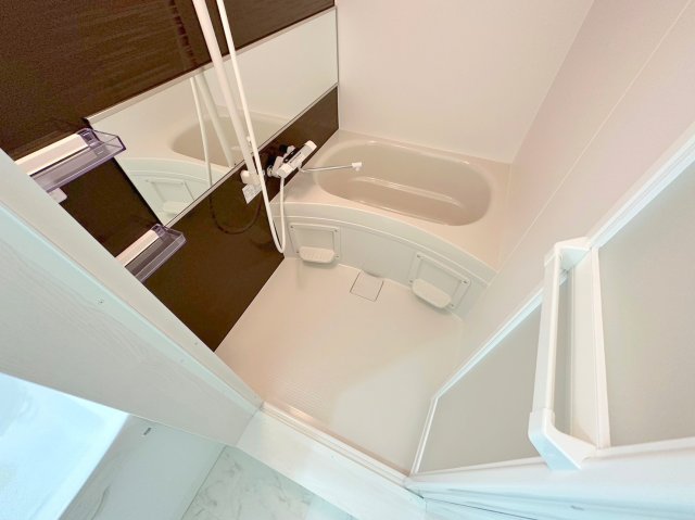 バス・シャワールーム　バスルームはトイレと別々で、広々としていますよ。 v