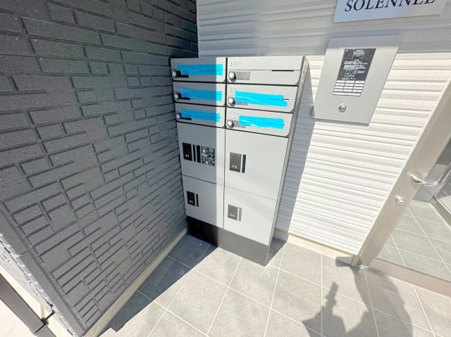 ロビー　ロビーにある各部屋毎のメールボックス。