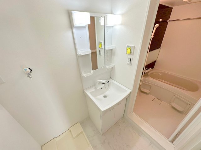 洗面設備　人気の独立洗面所にはうれしいシャンプードレッサーが付いてます