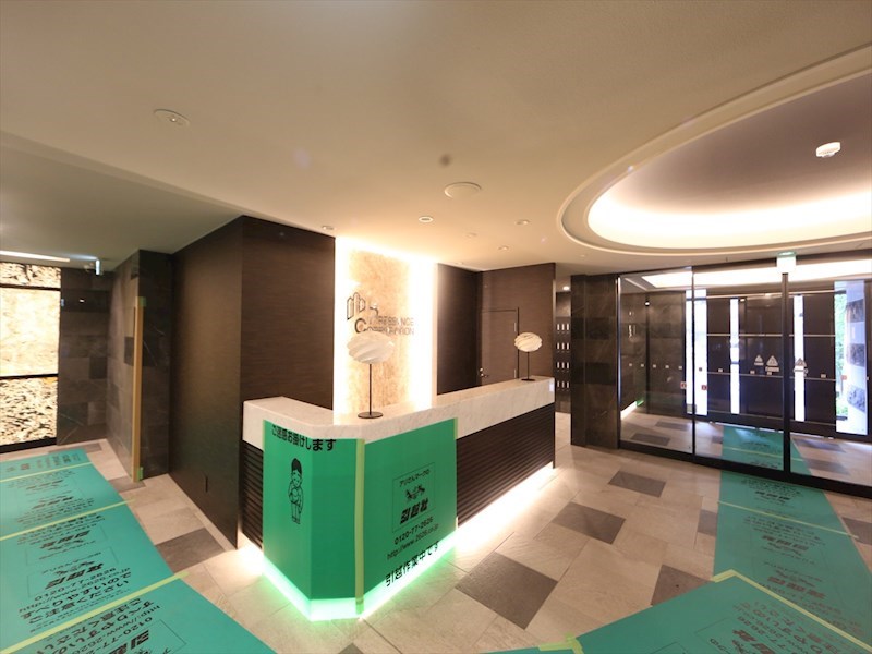 エントランス　エントランス　オートロック　宅配ＢＯＸ　防犯カメラ