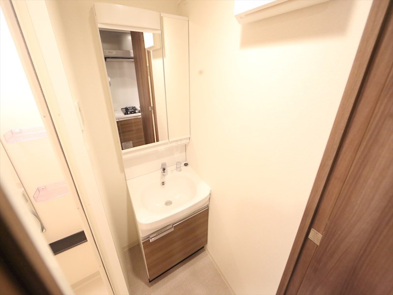 洗面設備　脱衣所　独立洗面台（シャンプードレッサー付）収納スペース有